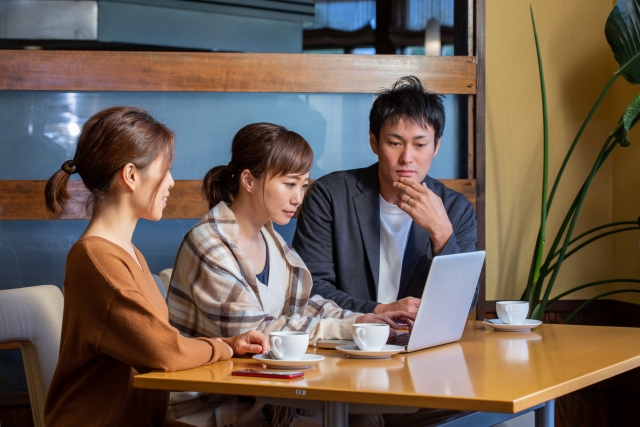 結婚式の二次会幹事は誰にお願いする？