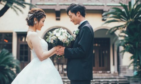 結婚式の二次会の開催を迷う新郎新婦