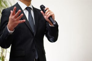 忘年会の司会で失敗しない！挨拶や進行のポイントを解説【台本つき】