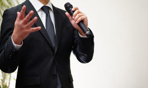 忘年会の司会で失敗しない！挨拶や進行のポイントを解説【台本つき】