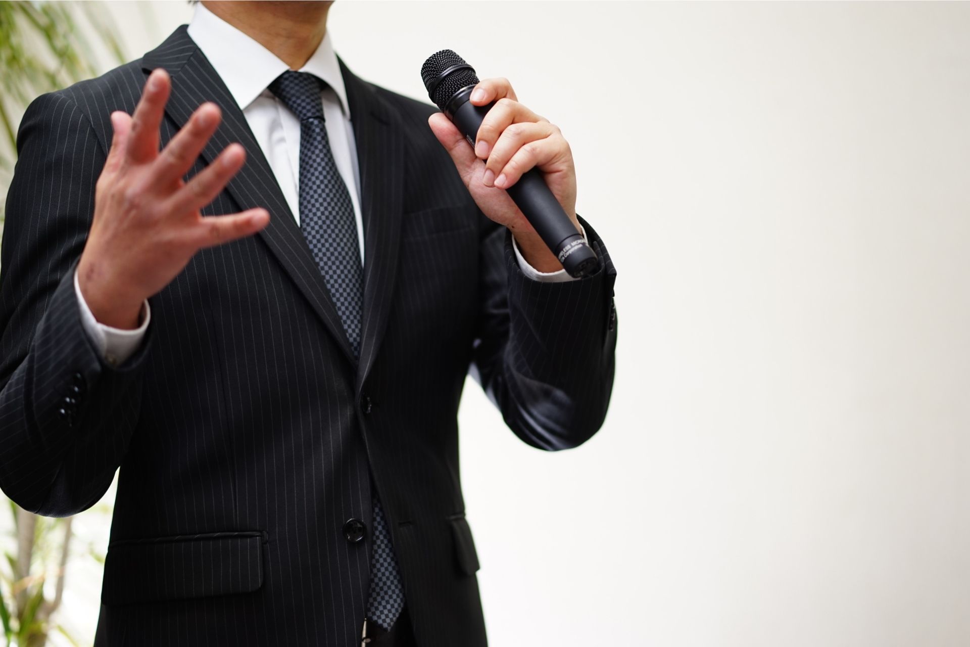 忘年会の司会で失敗しない！挨拶や進行のポイントを解説【台本つき】