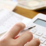 社内イベントの景品の勘定科目の正解は？判断基準と仕訳例・税務上の注意点を解説