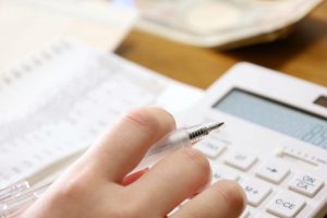 社内イベントの景品の勘定科目の正解は？判断基準と仕訳例・税務上の注意点を解説